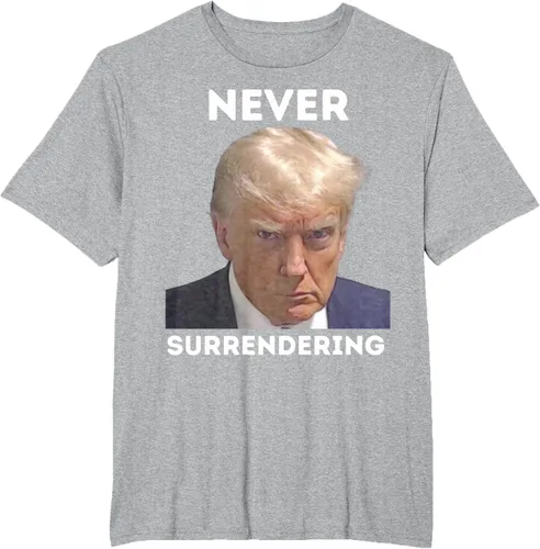 Vista 29 de Triumph Never Surrendering - Camiseta Trump Mug Shot, Negro