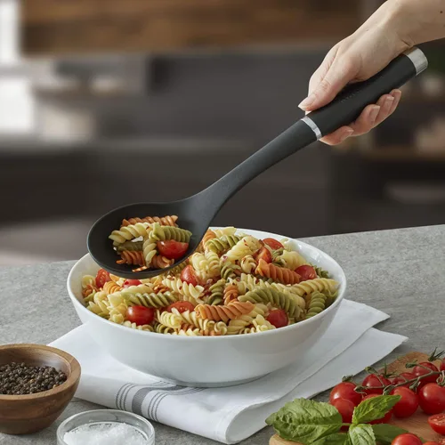 Vista 5 de KitchenAid KO004OHOBA Gourmet - Cuchara ranurada de nailon, color negro mate