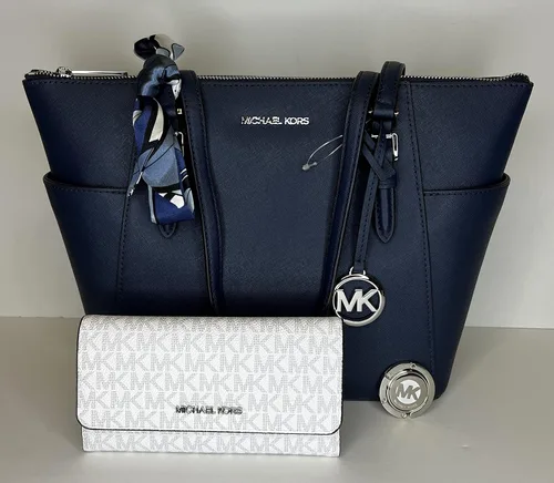 Vista 2 de Michael Kors Charlotte Bolso grande con cremallera y gancho triple a juego azul marinoSignature MK blanco brillante NavySignature Mk Bright White