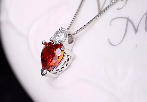 Vista 7 de Juego de joyas de collar y aretes de corazón rubí