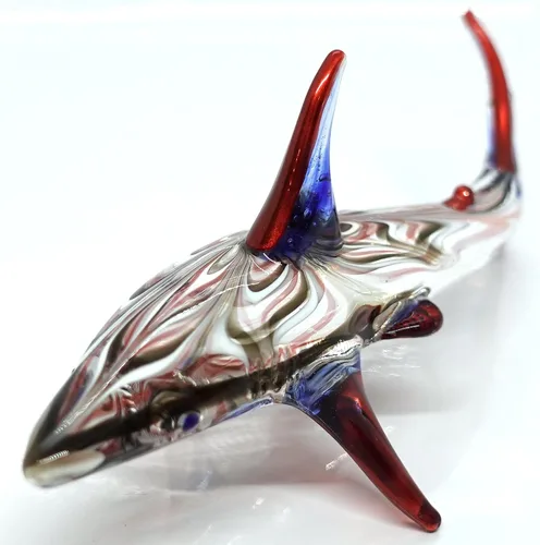 Vista 4 de Figuras pequeñas en miniatura de tiburón, animales soplados a mano, arte de vidrio, regalo coleccionable para decorar 4 pulgadas (rojo negro)
