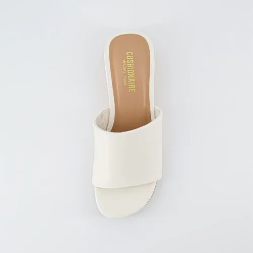 Vista 6 de CUSHIONAIRE Sandalia de cuña de corcho Nano para mujer+espuma viscoelástica, anchos disponibles
