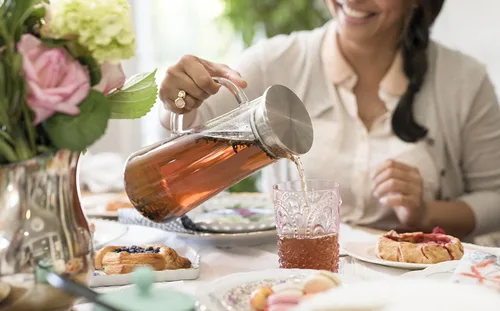 Vista 7 de Pinky Up Charlie - Jarra de vidrio de té helado con tapa y filtro, jarra para café frío, limonada, jugos de frutas, agua con gas, soda, capacidad