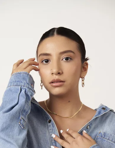 Vista 6 de Barzel - Aretes de cadena colgante simétricos chapados en oro de 18K para mujer - Hechos en Brasil