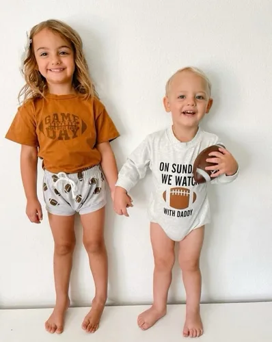 Vista 3 de Omkzanbi Traje de béisbol para niño pequeño, camiseta con estampado de béisbol, pantalones cortos para correr, 2 piezas, ropa de verano linda