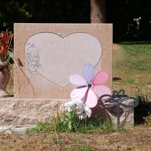 Vista 6 de Fumete Estaca de Placa Conmemorativa en Forma de Corazón, Estacas Conmemorativas "Siempre en Nuestros Corazones", Decoraciones de Cementerio