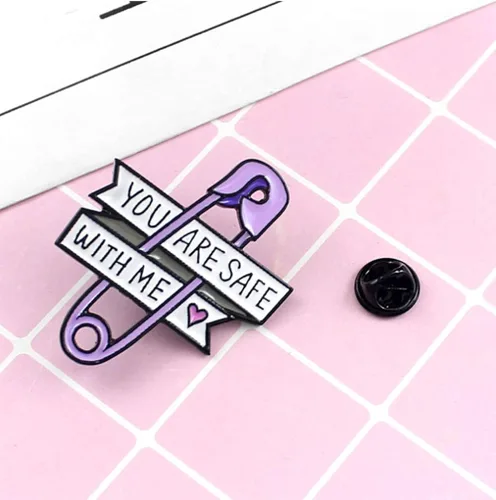 Vista 4 de Flairs New York - Broche de solapa esmaltado hecho a mano, Estás a salvo conmigo