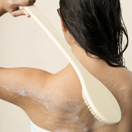Vista 3 de EcoTools Cepillo de cerdas de baño, cepillo de baño con mango largo, limpieza de espalda y zonas difíciles de alcanzar, cepillo de ducha ecológico
