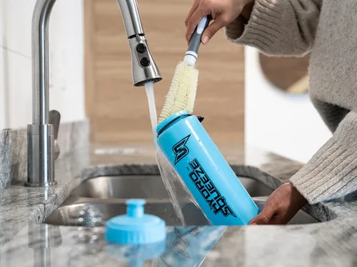 Vista 10 de Botellas de agua deportivas sin BPA de 32 onzas de presión rápida, paquete de 4