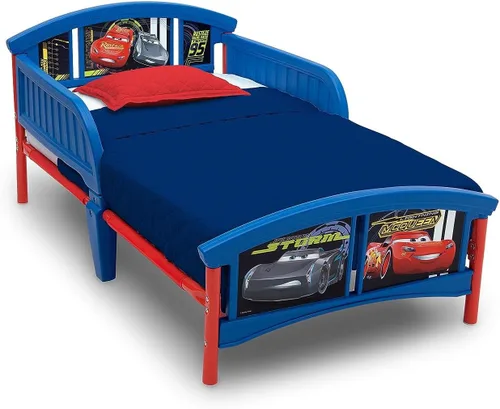 Vista 2 de Delta Children Cama de plástico para niños pequeños, Disney/Pixar Cars y escritorio con silla con compartimento de almacenamiento, certificado