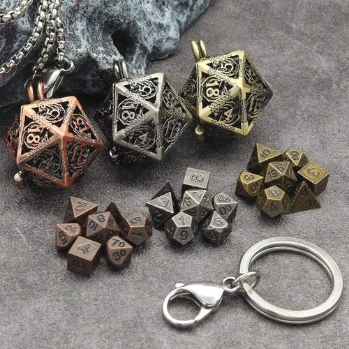Vista 6 de Haxtec Mini Juego de Dados de Metal D&D con Estuche de Collar Hueco - Llavero Portátil de 7 Piezas Plata antigua