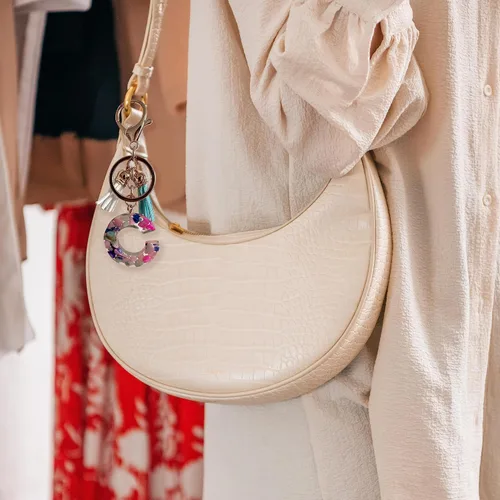 Vista 8 de Fario Llavero con letra inicial del alfabeto A-Z para mujer, colgante de borla, llavero para bolso, bolsos de mano para mujeres y niñas