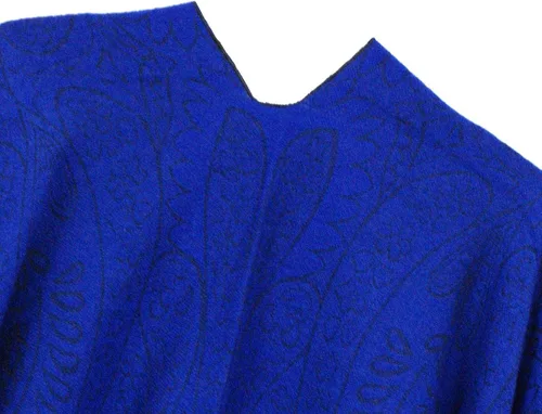 Vista 4 de Poncho con flecos, con estampado vintage, estilo retro, a la moda, para mujer. Capa, chal.
