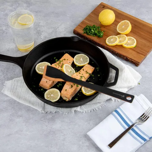Vista 4 de Restaurantware Nature Tek - Espátula en ángulo de 13.2 pulgadas, 1 espátula giratoria de madera en ángulo, mango resistente, agujero para colgar