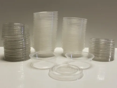 Vista 6 de Vasos desechables de plástico para porciones - Jello Shot Cup - La taza perfecta para soufflé (1 onza, paquete de 50 tazas con tapas)