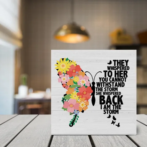 Vista 7 de Dumyum Cartel de madera con cita inspiradora para mujeres "Soy la tormenta" con mariposa floral, cartel decorativo para escritorio, estante de mesa