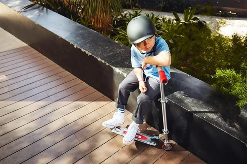 Vista 8 de Razor A2 Kick Scooter for Kids Ages 5+ – Wheelie Bar, Foldable, Lightweight, Aluminum Frame, Front Vibration Reducing System, Adjustable Height