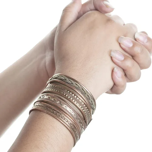 Vista 6 de Crocon Exclusivas pulseras magnéticas ajustables de cobre tibetano para mujeres y hombres, patrón indio, joyería de yoga, meditación espiritual