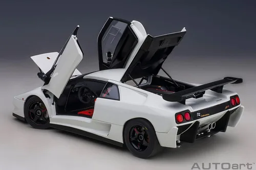 Vista 15 de AUTOart 1/18 Diablo SVR 1996 Impact White 79149