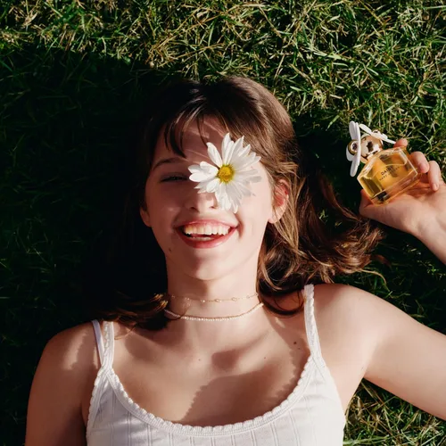Vista 5 de Marc Jacobs Daisy Eau de Toilette – Radiant Floral Women's Perfume – With Notes of Wild Berries