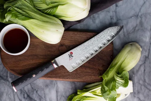 Vista 2 de MIYABI Kaizen - Cuchillo Santoku con borde hueco de 7 pulgadas