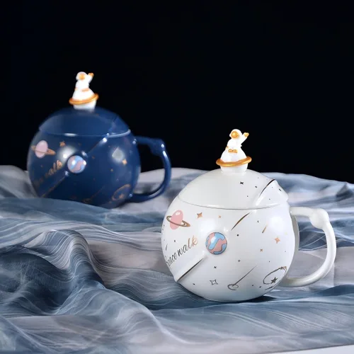 Vista 3 de Taza espacial de cerámica de 13 onzas con tapa y cuchara, taza de café Azul profundo