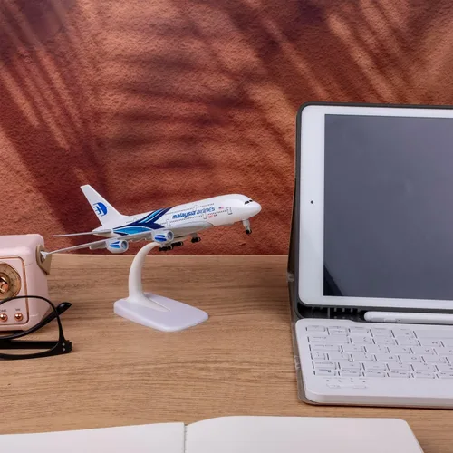 Vista 3 de Modelo Avión Escala 1:300 Malasia Airbus 380 Modelo Avión Metal Aleación Diecast Plane para Regalo y Decoración