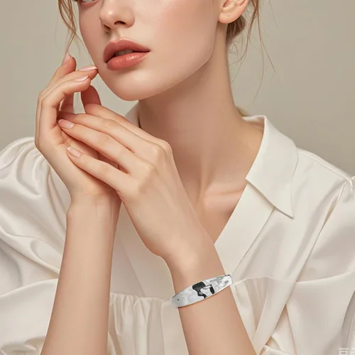 Vista 3 de Brazalete grueso de plata de ley estilo vintage con textura martillada estilo declaración, pulseras abiertas para mujer