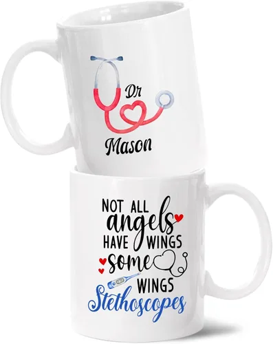 Vista 9 de Taza de café personalizada con nombre "A Truly Great Doctor Is Hard To Find And To Forget", taza de té con estetoscopio, taza de cerámica