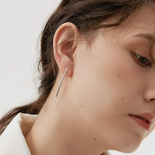 Vista 6 de Aretes de plata de ley 925 curvados hechos a mano, hipoalergénicos, minimalistas, modernos, largos, delgados, geométricos, lineales, para mujeres
