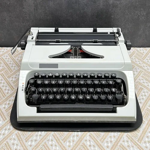 Vista 5 de Máquina de escribir tradicional manual, máquina de escribir manual clásica, procesador de palabras clásico para escribir novelas en cualquier lugar