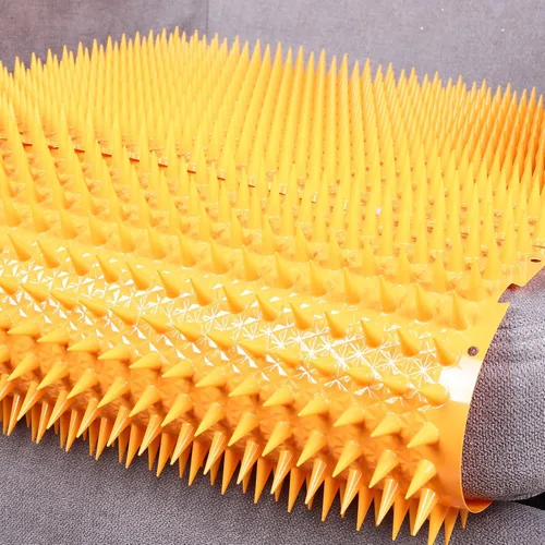 Vista 7 de Nuanchu Paquete de 16 alfombrillas para gatos con púas, disuasorio de Naranja