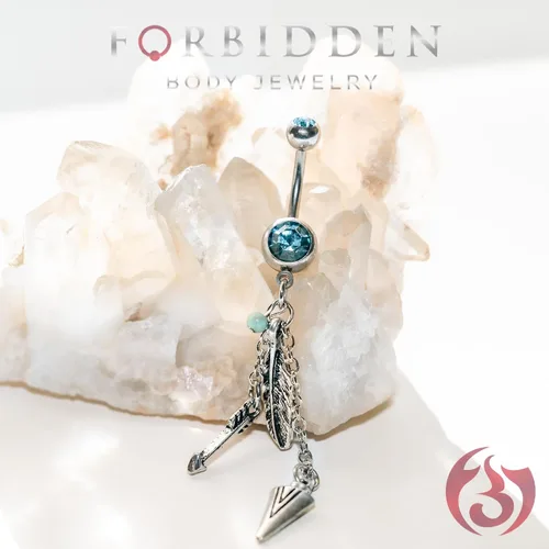 Vista 3 de Forbidden Body Jewelry Abalorios tribales de acero quirúrgico con plumas y flechas, turquesa sintética