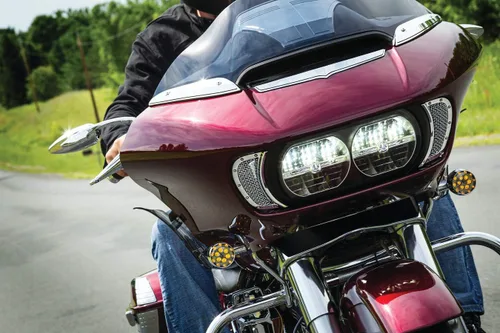 Vista 2 de Kuryakyn 2632 Accesorio de moto: Tapacubos laterales para motocicletas Harley-Davidson 2015-19, cromadas, 1 par