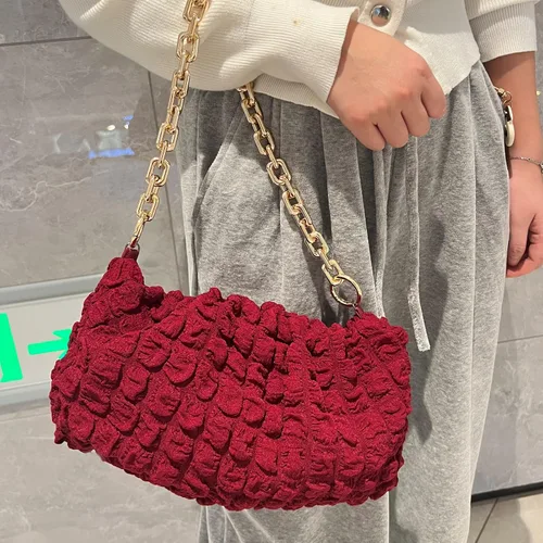 Vista 6 de NAARIIAN Bolso de dumpling para mujer diseño fruncido en forma de nube bolso de hombro con cadena gruesa de piel sintética