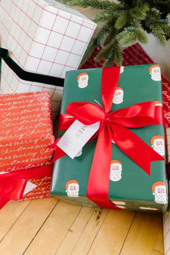 Vista 3 de Merry Market Cinta de satén roja para envoltura de regalos de Navidad, 1.5 pulgadas x 20 yardas