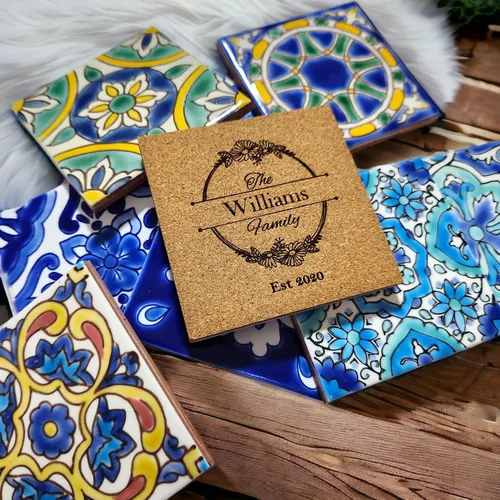 Vista 3 de Juego de posavasos de azulejos de cerámica pintados a mano personalizados de 4 x 4 pulgadas, disponible en juegos de 4, 6, 8, 12 y 16, ideal