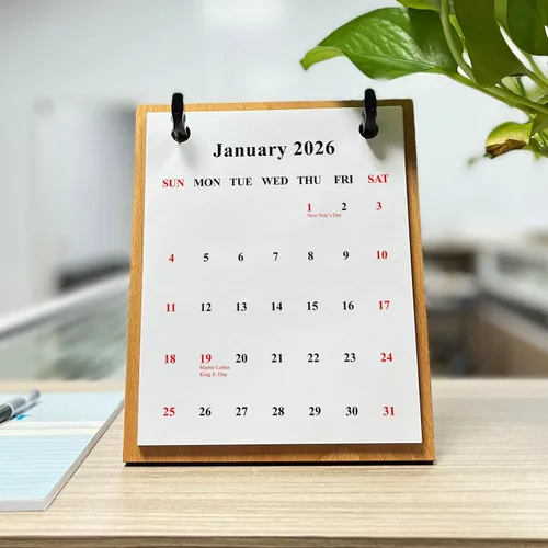 Vista 5 de Calendario de escritorio decorativo retro 2025 2026 con soporte de madera de haya, cartulina gruesa, tarjetas reemplazables, perfecto para oficina