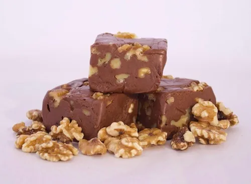 Vista 8 de Fudge de chocolate con caramelo y pecanas de Betsy's Fancy Fudge, 1 libra en 4 piezas envueltas, sin gluten, ideal para regalos, hecho a mano