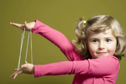 Vista 3 de House of Marbles Cuna de gato, un clásico juego de cuerdas de dedos favorito de los niños o juego de jardín de infantes, con cordón e instrucciones