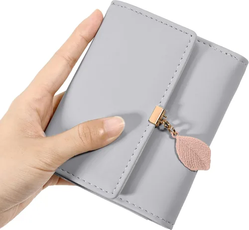 Vista 25 de UTO - Cartera pequeña RFID de piel sintética con dije de hoja, cierre de cremallera y tarjetero.