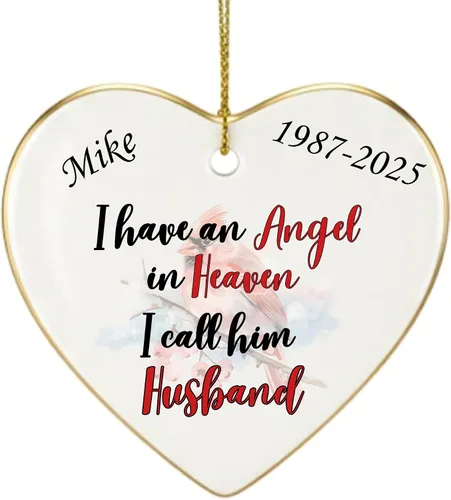 Vista 25 de Adorno de Navidad conmemorativo personalizado 2025 – Recuerdo de cerámica en forma de corazón – Tengo un ángel en el cielo I Call Her Primo – Regalo