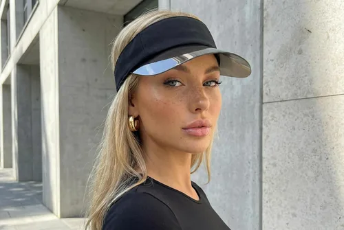 Vista 2 de Funky Junque Viseras solares para mujer, protección UV, ala holográfica, UPF 50, ajustable, golf, tenis, pickleball playa, verano Negro