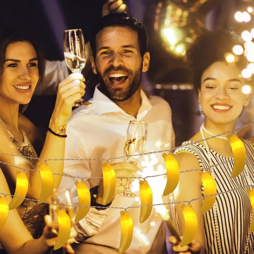 Vista 5 de Cadena de luces LED de 3 m con 20 bombillas, en forma de plátano, funciona con pilas, para iluminación interior y exterior, para bodas, hogar, Banana