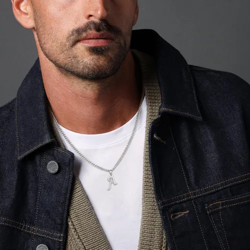 Vista 2 de LUXEJEW Collares con inicial de cadena cubana de oro para hombres, dije de letra, collar con inicial para hombres, niños y mujeres, collares