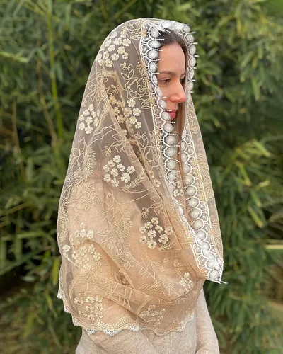 Vista 4 de Mantveil Velo de mantilla de misa católica forma de infinito, encaje floral, velo de misa, capilla española para mujer