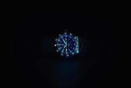 Vista 3 de Smith & Wesson Reloj Commander para hombre, Tritium H3, 20ATM, reloj militar táctico resistente, caja de titanio, bisel y correa, 1.693in, correa
