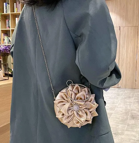 Vista 2 de Obosoyo Bolso de mano con diamantes de imitación en forma de flor para mujer, bolso redondo de satén suave, bolso de mano para fiesta de boda, bolso