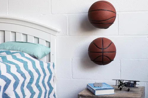 Vista 2 de Soporte de pelota de deportes para montaje en pared y exhibidor organizador de metal, para pelotas de baloncesto, fútbol y voleibol, multifunción.