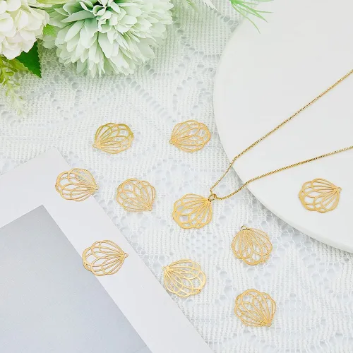 Vista 4 de 40 dijes de filigrana chapados en oro de 18 quilates, colgantes huecos de acero inoxidable, adornos de metal grabados para manualidades, pulseras